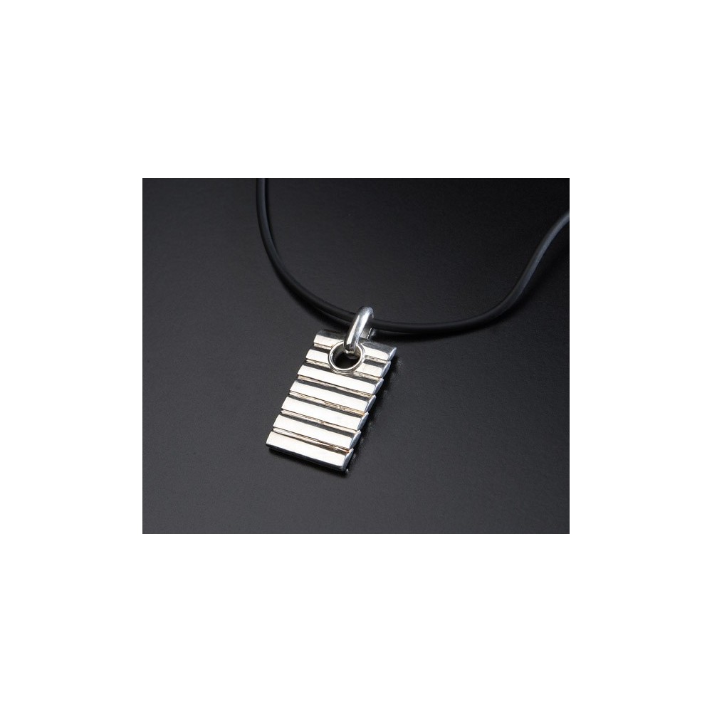 Collar de plata con caucho