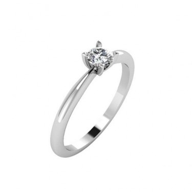 Anillo de compromiso con un diamante engastado en cuatro garras